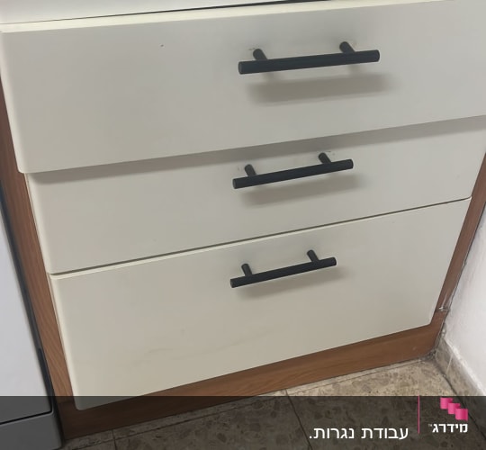 ארבע מגירות עם ידיות שחורות במטבח